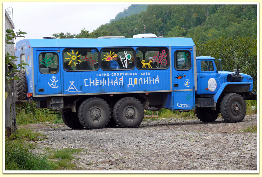 Урал-375. В народе - вахтовка. Удобен для заброски группы туристов